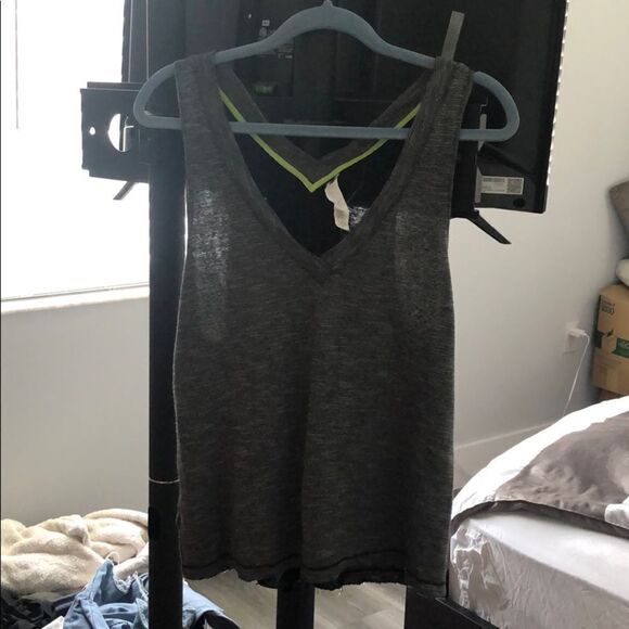 Workout top  - Picture 1 of 3